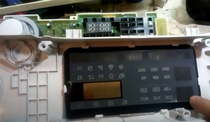 Bảng điều khiển bị ẩm